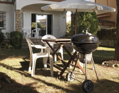 House beautiful garden quiet area 5′ from the beach